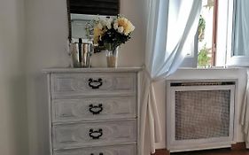 White Coronari Apartment